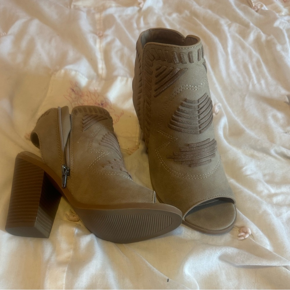 NWOT super cute ankle boots with peep toe